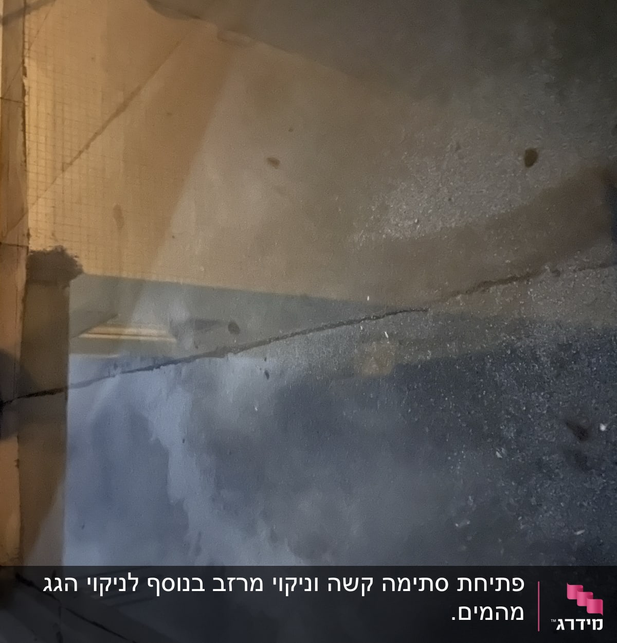 גג עם צללים ותאורה בלילה